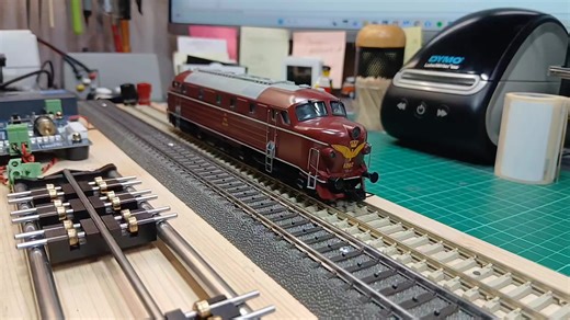 For en gang skyld et projekt til egen remise. Heljan MY 1202 hvor jeg har monteret en loksound ESU V5 dekoder med den rigtige MY lyd til denne danske variant af MY'eren. Jeg har krydret projektet med en højttaler fra Perfect Train som er monteret i brændolie tankene under maskinen. Se iøvrigt også fotos fra opgaven ovenfor dette opslag. GLÆDELIG JUL TIL ALLE 🎄🎄🎄🎄🎄🎄🎄🎄🎄🎄 Se mere på www.mipemomodeller.dk & shoppen : shop.mipemomodeller.dk | Mipemo modeller