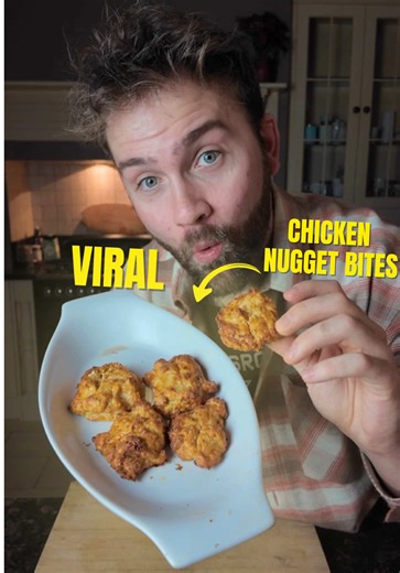 THE VIRAL CHICKEN NUGGETS 😍 🍗 👇 Make sure to comment ‘recipe’ and I’ll DM you 5 FREE recipes from my recipe book, Healthy Eating Handbook! These were brilliant and much more macro friendly than a McDonald’s chicken nugget! Definitely will be making these again, maybe with a nice sauce to accompany them 👀 Full credit to the original creator @oskar.fit ! Macros (approx): 372 calories 51g protein Ingredients: • 150g raw chicken breast • 45g light cheddar cheese • 1 medium egg • 1/4 tsp paprika 