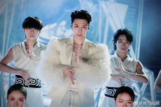 Fans are impressed by Exo Lay's professionalism after his mic dropped during his performance