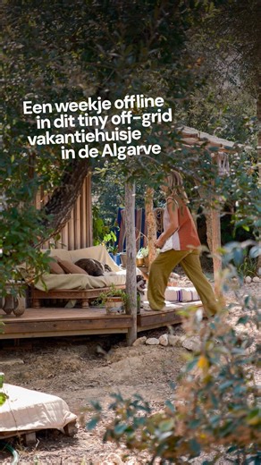 Wil jij voor je volgende vakantie iets anders dan anders? Ontsnap naar dit off-grid, één-met-de-natuur vakantiehuisje in Portugal 🌿 Zet je telefoon op niet storen en geniet van natuur, strand, surfen, de heldere sterrenhemel, bio-moestuin en een adembenemende omgeving 🏄‍♂️ Meer heb je eigenlijk niet nodig, toch? Perfect voor een romantische getaway of een solo avontuur met je harige familielid 🐾 @rosieontheroad_ heeft deze unieke, magische plek zelf opgebouwd. Van de eerste plank tot het aanl