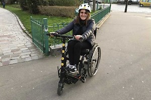 Omni, un ingénieux kit pour fixer une trottinette électrique aux fauteuils roulants