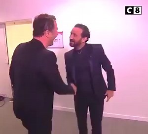 Qui de Cyril Hanouna où Arthur a réussi à mettre une tarte à la crème dans la tête de l'autre ? Revivez cette séquence darka de #TPMP ! | C'est Que De La Télé