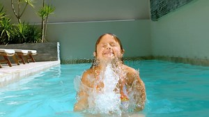 Jeune Fille Ayant L'amusement Dans La Piscine Banque De Vidéos - Vidéo du villa, lent: 43303148