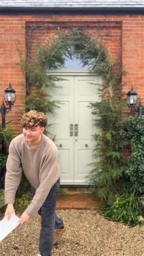 ad January (and let’s be honest… February too) always has me feeling a bit… down in the gutter 😅 Is it just me, or does anyone else really struggle with the lack of light, greenery and sunshine at this time of year? So naturally, I leaned into it and used a gutter to make a planter. A few trailing plants later and suddenly my kitchen shelf feels alive again 🌿 I’ve been craving that natural, lived-in feeling at home this winter, and a little wander into @marksandspencer absolutely sealed the de