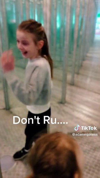 Kids Funny Moments in Mirror Maze