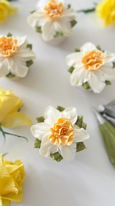 Ｄａｆｆｏｄｉｌｓ How about some pretty daffodil cupcakes to cheer up a dull and rainy Tuesday! You can learn to pipe so many pretty flowers from buttercream if you stick with me. Just head over to my cake school and have a browse, I promise you won’t be disappointed with the collections and knowledge I have to share 🌸 Rachel x ➡️ www.rachelles.co.uk/cake-school/ . . . #cakeart #buttercream #buttercreamflowers #buttercreamart #cakeart #art #americanbuttercream #cupcakes #cakeclass #reels | Rachelle's