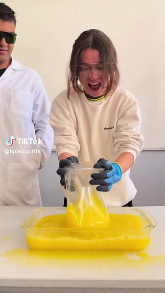 Como a pressão atmosférica faz a água subir no copo