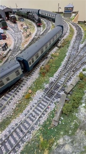 Class 85 E3056 pulling a passenger train.