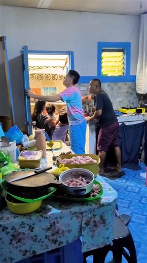 MALAKAS NA LINDOL SA DAVAO ORIENTAL ⚠️ Ramdam ang pagyanig ng magnitude 7.5 na lindol sa #DavaoOriental ngayong Biyernes ng umaga, October 10. Sa video na ini-upload ni Jean Gamboa, makikita ang pamilya sa loob ng bahay habang nararanasan ang malakas na pag-uga ng lindol. 🎥 Jean Gamboa #EarthquakeAlert #Linog | Philippine Weather System/Pacific Storm Update