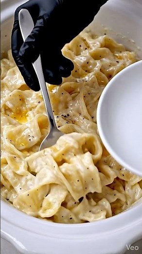 Creamy Crockpot Egg Noodles Alfredo | Easy Slow Cooker Comfort Pasta 🧀🍝