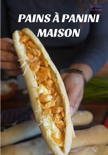 EPISODE 2 - « Tout le monde devrait savoir faire son pain à la maison. » Je vous propose aujourd’hui ma recette de PAIN A PANINI. Super facile à faire pour environ 4 pains à panini (ou 8 si vous les faites plus petits). Étape 1 : On mélange 325 ml d’eau tiède, 7 g de levure sèche et 10 g de sucre, puis on laisse mousser quelques minutes pour vérifier que la levure est bien active. Vous pouvez remplacer l’eau par du lait ou du yaourt grec selon le rendu souhaité (plus moelleux). Étape 2 : On ajou