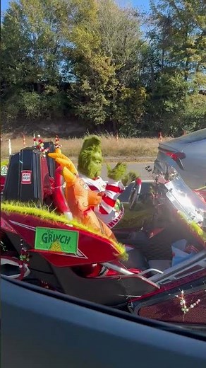 The Birmingham Grinch stuck in traffic like ‘Christmas finna be late AGAIN’ 🤣