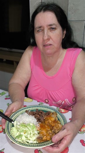 FRANGO AO MOLHO . ARROZ . FEIJÃO . REPOLHO #frango #arroz #feijao #repolho