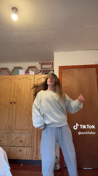 Tía Feñita y la Niña que Baila con Alegría