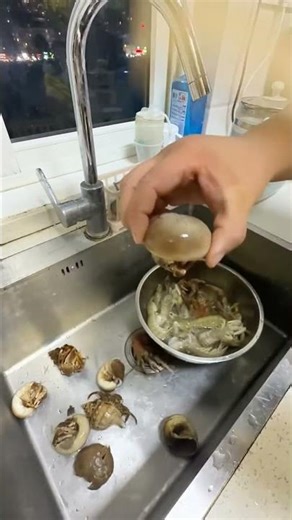 Smart Seafood Trick: Removing Tiny Crabs Without Breaking the Shell