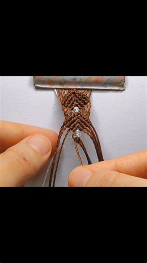 12K views · 251 reactions | Tutorial Completo Pulseira Macrame ✨ #macrame#macramedecor#macramelovers#pulseirapersonaliza#pulseiras#pulseiramacrame | Criativa Macrame | Facebook