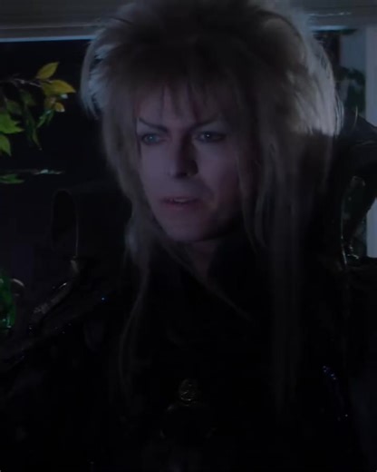 "You remind me of the babe!" Endelig blev det tid! Jim Hensons LABYRINTH fylder 40 - og vi fejrer det denne weekend! 🦉🎵🔮 Oplev den mageløse David Bowie i udvalgte biografer d. 10., 11. og 13. januar. Filmen vises uden undertekster. | Nordisk Film Biografer