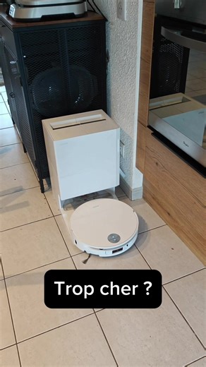 Trop cher ? Collaboration commerciale avec Mova (Lien dans ma bio) L’innovation c’est bien… mais souvent ça coûte cher. Avec le MOVA S70, la marque s’est concentrée sur l’essentiel : 28 000 Pa de puissance d’aspiration, un système de lavage ultra performant avec un rouleau toujours propre, un robot compact qui passe facilement sous les meubles, une balayette rotative qui va chercher la poussière dans les coins, et un rouleau qui se décale pour nettoyer correctement les bords et les murs. Le tout
