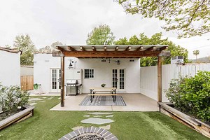 How Do Pergolas Differ From Arbors?