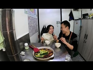 自驾北极圈突遇大暴雪，在8平米货箱里烧旺柴火炉煮火锅，好惬意