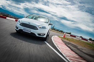 【New Ford Focus 歐系智能轎跑 🏁 】新車上市發表暨媒體試駕會✨ 福特經典全新進化，智能安全再升級!全球同步，領先同級！🏆 豔陽高照的台中賽場上，看看New Ford Focus在跑道上的勁速飆馳、高速S型繞錐，展現百分百的帥氣賽道感🏁搭載EcoBoost®180， 優異展現隨傳隨到的強勁馬力、靈活操控性；再搭配出色的車身剛性，給各個賽道好手絕佳駕馭樂趣！💪🏼 *本次活動由專業車手在封閉安全場地操駕，熱血的大家別模仿唷 #NewFordFocus #歐系智能轎跑 #四門五門同步上市 #智能安全升級不加價 | Ford
