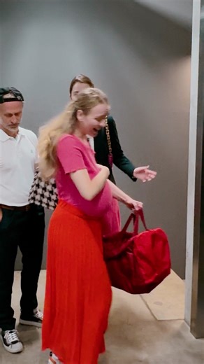 Kindness Wins… Ego Loses 🤰💙🚪 | Panda Curioso