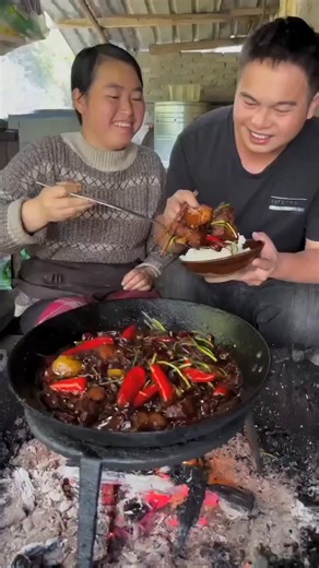 Asuman Şimşek on Instagram: "#yemekteyizasuman Guyruk yağı bol yağlı 👏🤷‍♀️ #asusimsekkk #şive #dublaj"