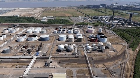 clip-3984634183-aerial-view-humber-refinery-storage-tanks-united