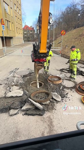 Grävmaskin i arbete med Liebherr-grävmaskin