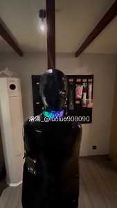 由于感官封闭加上全身三层包裹，再加上内部的郊狼电击和啵啵贝刺激。导致贴住呼吸孔后小鱼只坚持了几十秒就大喊：不行了，救命！最后崩溃大哭～（所有行为均经过知情同意，无真实暴力发生）#窒息 #呼吸控制 #breathplay #mummy #bondage #拘束 #木乃伊 #全包 #物化 #放置