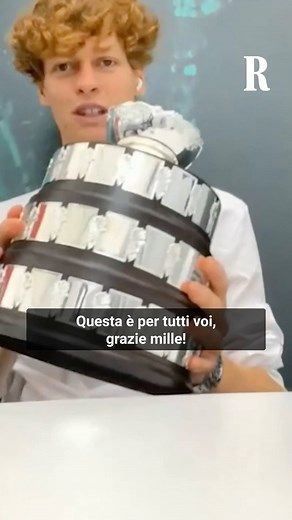 Dopo aver vinto la coppa Davis, Jannik Sinner ha ringraziato i tifosi per il supporto durante il collegamento con Che Tempo Che Fa, sul Nove, a nome di tutto la squadra del tennis italiano. "Questa è per voi", ha detto sollevando il trofeo e mostrandolo il camera. "Quando tornerai troverai tantissimo affetto per te e per tutta la squadra", gli ha detto Fabio Fazio. Contenuti in streaming su discovery (www.discoveryplus.it) #coppadavis #janniksinner #tennis #italia | la Repubblica