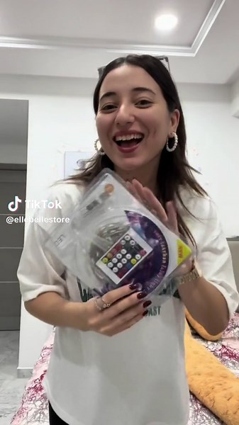 🤩✨ **Transforme ta chambre avec ces incroyables lumières LED RGB !** 🤩✨ Tu cherches un moyen de donner du style à ta chambre ? Nos lumières LED RGB sont parfaites pour ajouter de la couleur, de l’ambiance et du caractère à n’importe quelle pièce ! 🎨🌈 Grâce à la télécommande ou à l’application sur ton téléphone, tu peux facilement changer entre des tonnes de couleurs, ajuster la luminosité, et choisir parmi plusieurs modes pour s'adapter à ton humeur ! Que tu sois en mode détente, travail, ou