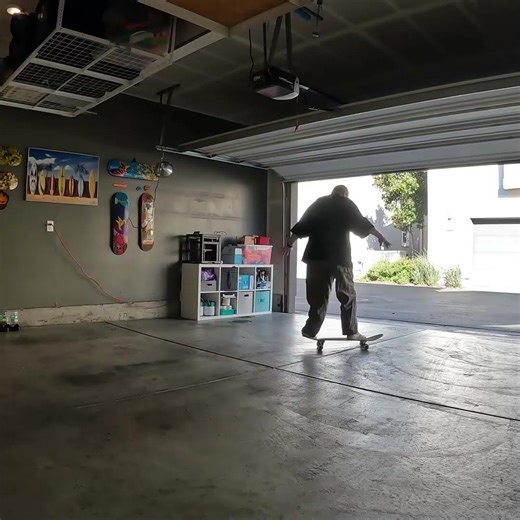 55YO Regular and Switch Frontside kick turns! #switchprogress #beginnerskater #skateboardvibes #sk8