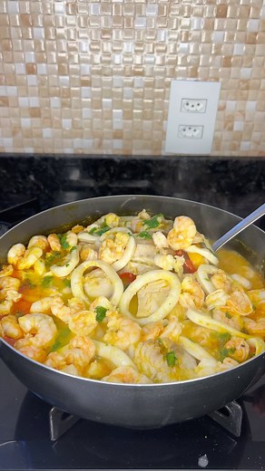 285K views · 4.1K reactions | Moqueca de tilápia 襤 Essa receita de moqueca é prática é perfeita! Ingredientes - 1kg de filé de tilápia da @serrafish_peixaria - 800g de camarão limpo - 500g de anéis de lula (opcional) - 2 pimentões amarelos - 2 pimentões vermelhos - 1 cebola roxa - 50ml de azeite de dendê - 5 dentes de alho - 1 vidrinho de leite de coco - temperos: pimenta do reino; sal - tempero verde à gosto Modo de preparo no vídeo  | Dicas da Nu | Facebook