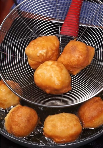 ✨ Bollitos mágicos con solo 4 ingredientes 😍 Súper esponjosos por dentro y crujientes por fuera ✨ #RecetasFáciles #RecetasVirales #BollitosCaseros #PostresRápidos #DulcesFáciles