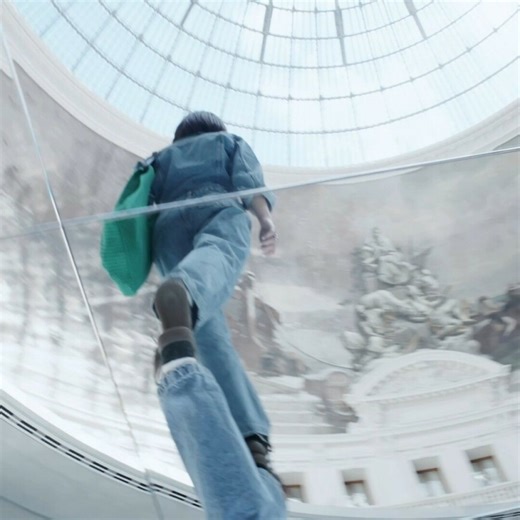 Entre excès, espoirs, nouvelles menaces et sursauts de légèreté l’exposition “Le monde comme il va“ dresse le portrait de notre époque et de ses paradoxes, à travers le regard de 30 artistes contemporains majeurs de la Collection Pinault. Un panorama exceptionnel constitué d’œuvres de Damien Hirst, Anne Imhof, Jeff Koons, Cindy Sherman, Wolfgang Tillmans, Rosemarie Trockel, Pol Taburet ou Peter Doig et une installation spectaculaire de Kimsooja. Une exposition Pinault Collection à découvrir à la