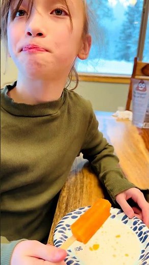 AMAZING CUTE GIRL EATING YUMMY POPSICLE SWEET AND COLD #shorts #popsicle #cute #cutegirls