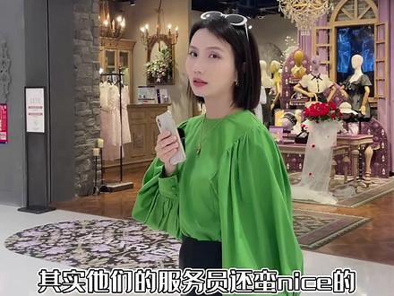 精致复古为主要风格的maxrieny，店铺装修真的很精致，随处可见各种繁复的小设计。但是他们自身的设计风格的原因，确实不太适合通勤人群，更多适合一些需要出席某些隆重场合的人群。#maxrieny #时尚 #服装主理人日常 #穿搭,MAXRIENY我- 抖音