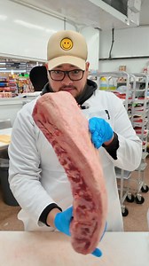 El New York Steak es uno de los cortes más famosos y buscados en el mundo de la carne 🥩. Conocido por su textura firme, jugosidad y sabor intenso, este corte es ideal para la parrilla, la plancha o el sartén. En este video descubrirás: ✅ Qué es el New York Steak ✅ De qué parte de la res proviene ✅ Por qué es uno de los favoritos en Estados Unidos ✅ Consejos para disfrutarlo al máximo Si eres amante de la carne y de los cortes premium, este video es para ti. 📩 Contacto: kingkarnes11@gmail.com �