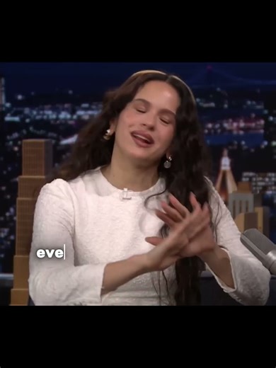 Rosalia explains how to clap properly🤣🤣🤣