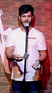 Adivinhando a carta e a posição ♣️♦️ Próximos shows: *27/04* - Sebo Bar e Antiguidades - Chapecó/SC - 20h30 *28/04* - Brasa e Malte - Maravilha/SC - 20h30 *30/04* - Hillarius ABC - Santo André/SP - 20h Ingressos link na Bio #standupcomedy #magica #piada #olhogordo #caiomartins | Caio Martins