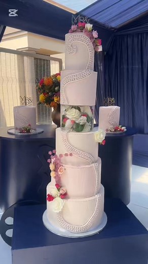 1M views · 32K reactions | We make cakes for any occasion in any size you want . Please WhatsApp us to order yours ☎️ 082 5316033  Eldoraigne, Centurion , Gauteng On all social media we are @exquisitedeluxecakes #elegantcake #weddingcake #cakesmzansi #africancakes #babyshowercake #cakeinspiration #caketrends #exquisitedeluxecakes. #cakeart #cakeartist disclaimer I do n't intend to infringe copyright | Exquisite Deluxe Cakes | Facebook