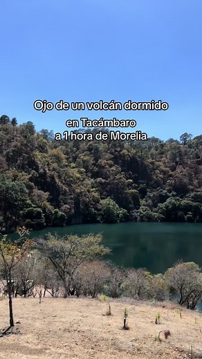 La leyenda más popular de Tacámbaro cuenta que un rey purépecha de nombre Tacamba, acudía a este ojo de agua para tener momentos de tranquilidad, por lo que visitarlo es como acercarse al sitio sagrado de un importante personaje prehispánico. ¿Ya conocías “la alberca” de Tacámbaro ? #mculture #adondeir #morelia #visitmexico #visitmichoacan #pueblomagico #tacambaro #pueblomagico #volcan #volvanapagado #purepecha #morelia #adondeir #roadtrip #vacaciones #dateideas