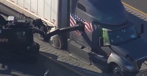 VIDEO. Cum intervin trupele SWAT când un șofer de TIR nu oprește. Un vehicul blindat „rupe” cabina camionului