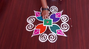 1.6K views · 42 reactions | Daily colour Kolam and rangoli designs | beginners muggulu designs with colours #rangolidesigns #kolamdesigns #muggulu #padikolam #rangoli | Rangoli kolam | Facebook