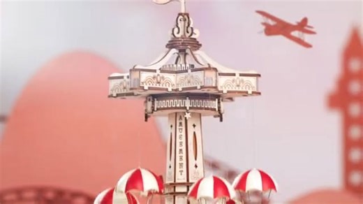 🎠 ROKR Tháp Dù Hộp Nhạc DIY – Mô Hình Gỗ 3D EA01 🎡 Lấy Cảm Hứng Từ Công Viên Giải Trí Thực Tế Mô phỏng trò chơi tháp dù kinh điển, thiết kế được biến tấu để phù hợp với mô hình DIY nhưng vẫn giữ trọn nét sống động và vui nhộn. ⚙️ Cơ Cấu Chuyển Động Khéo Léo Cơ trục truyền động bên trong giúp tái hiện chuyển động nâng-hạ của những chiếc dù một cách nhịp nhàng và mượt mà. 💡 Không Gian Lung Linh Ấm Áp Đế hình lục giác đối xứng với phần mái cùng cửa sổ kiểu rèm cổ điển bằng vật liệu bán trong suố