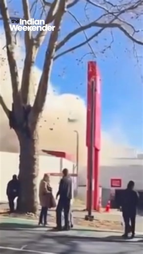 Fire at auckland’s New World Freemans Bay — 11 fire crews battling blaze that spread to roof of renovated building; residents urged to close windows and avoid area. "Our advice is for the public to avoid the immediate area while emergency services are in attendance,"acting Inspector Ian Scoulding says. "We would also ask residents in the nearby area to close their windows at this time." . . . #iwk #newzealand #auckland #fireinauckland #newworld #fireauckland #aucklandcbd #kiwiindian #indiansinne