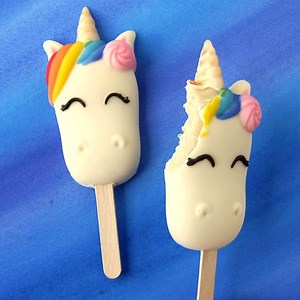 33K views · 166 reactions | See how to paint colored candy melts to create these cute Unicorn Cakesicles for a birthday party, baby shower or Valentine's Day gift. Recipe - https://hungryhappenings.com/unicorn-cakesicles/ | Hungry Happenings | Facebook