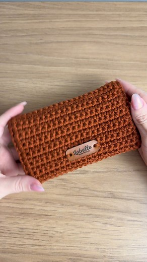 32K views · 918 reactions | E pra você que está iniciando no crochê, vai aí uma peça super fácil e rápida de fazer 臨癩Utilizei fio Amigurumi da @circuloprodutos Agulha de 4mmE o tutorial completo dessa peça vai estar disponível lá no YouTube. 朗#crochet #crochê #bolsa #diy #handmade #crocheting #crochetlove #crochetbag | Jordanna Pinheiro / Labelle Bags Crochet | Facebook