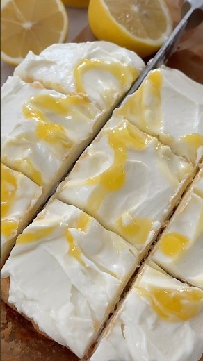 This juicy lemon cake really puts you in the spring mood 🍋